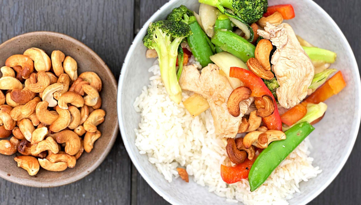 Stegt kylling med cashewnødder opskrift