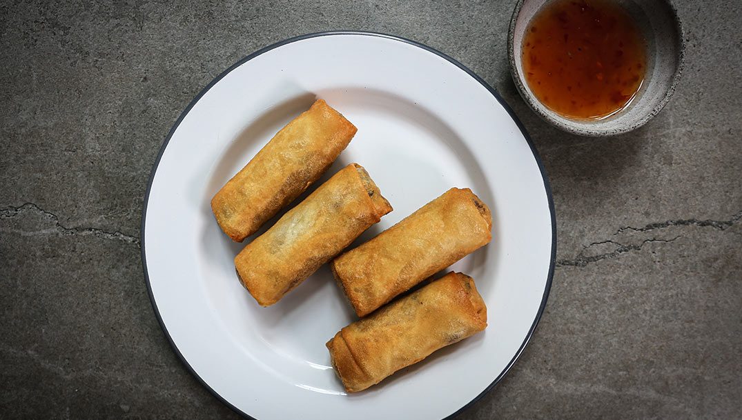 Sprøde forårsruller opskrift med svinekød, glasnudler og svampe