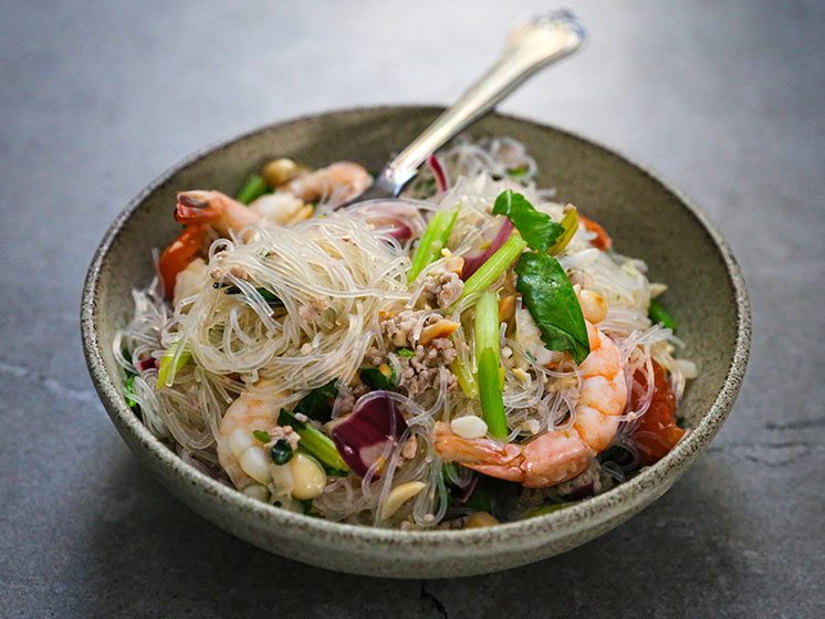 glasnudelsalat med svinekød og rejer