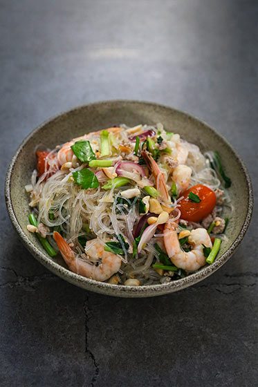 glasnudelsalat med svinekød og rejer