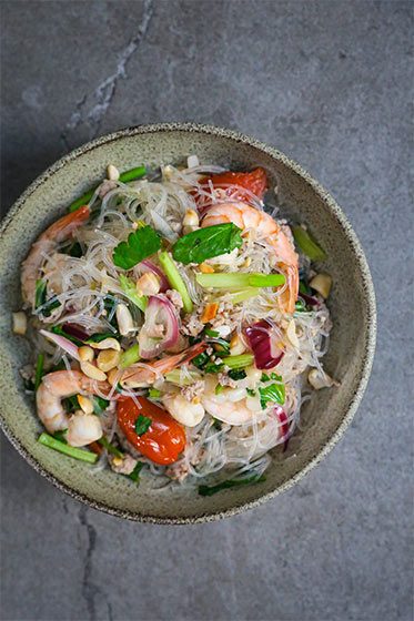 glasnudelsalat med svinekød og rejer