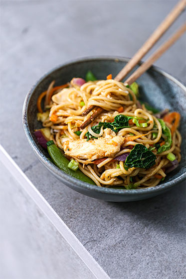 chow mein med kylling opskrift