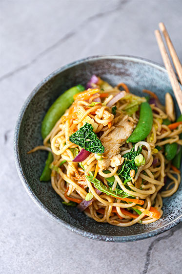 chow mein med kylling opskrift