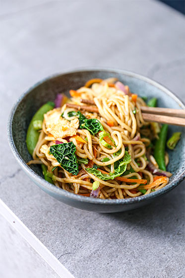 chow mein med kylling opskrift