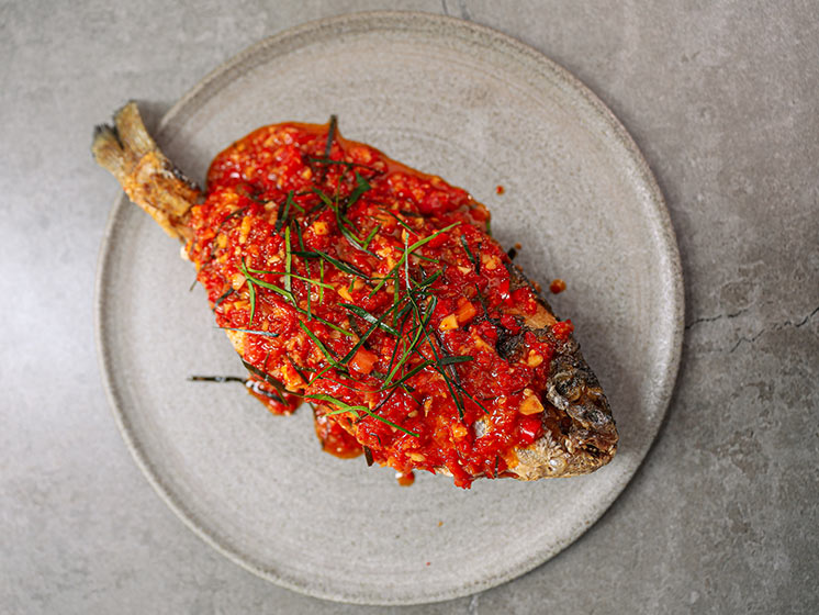 Pla rad prik helstegt fisk med chilisauce