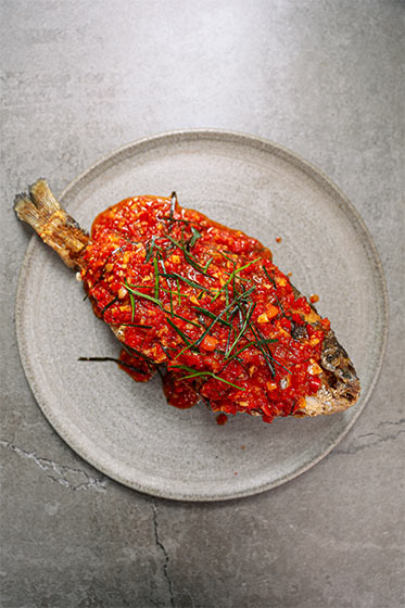 Pla rad prik helstegt fisk med chilisauce